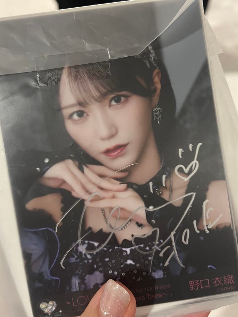 野口衣織　黒衣装　直筆