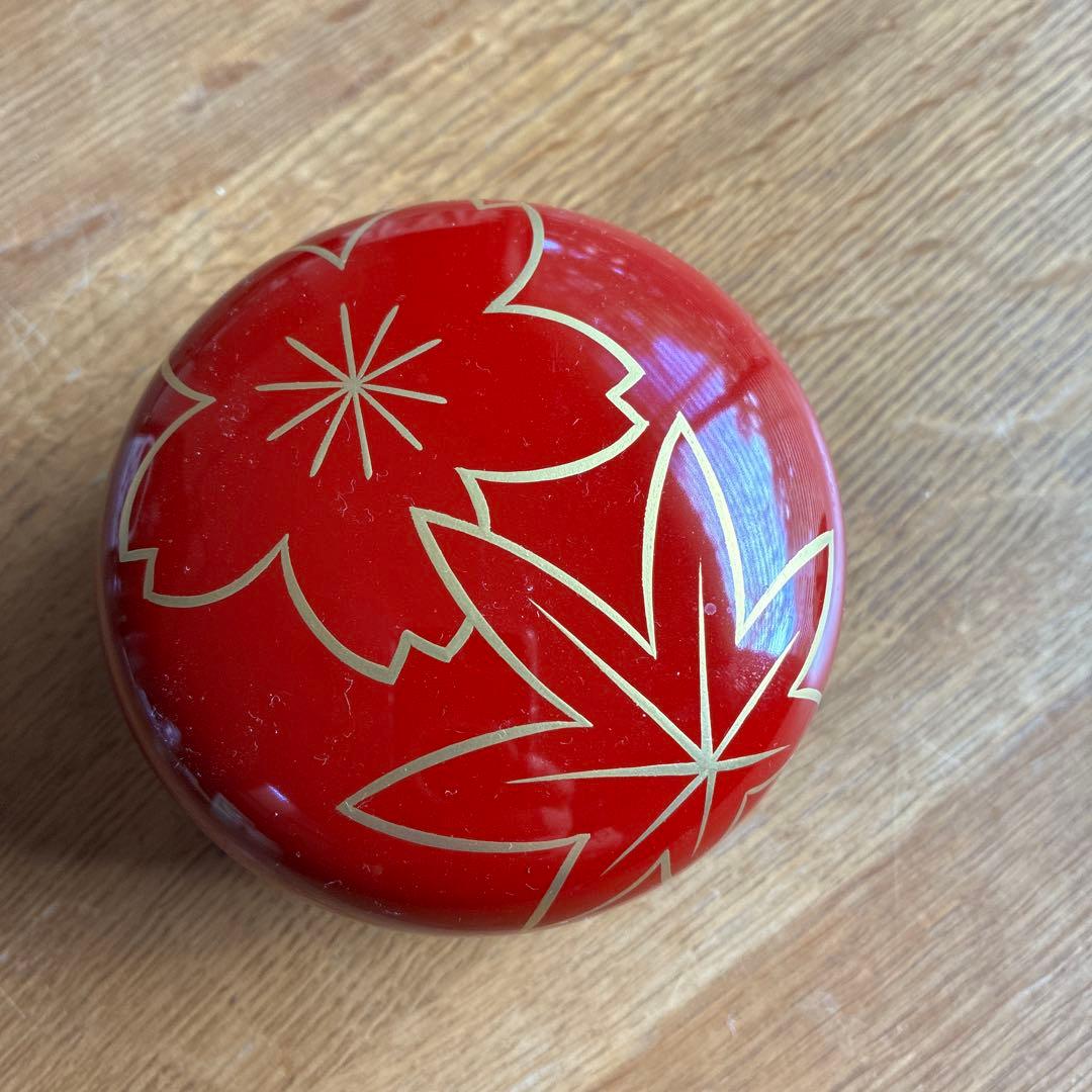 赤い桜と紅葉柄・漆器のボンボン入れ