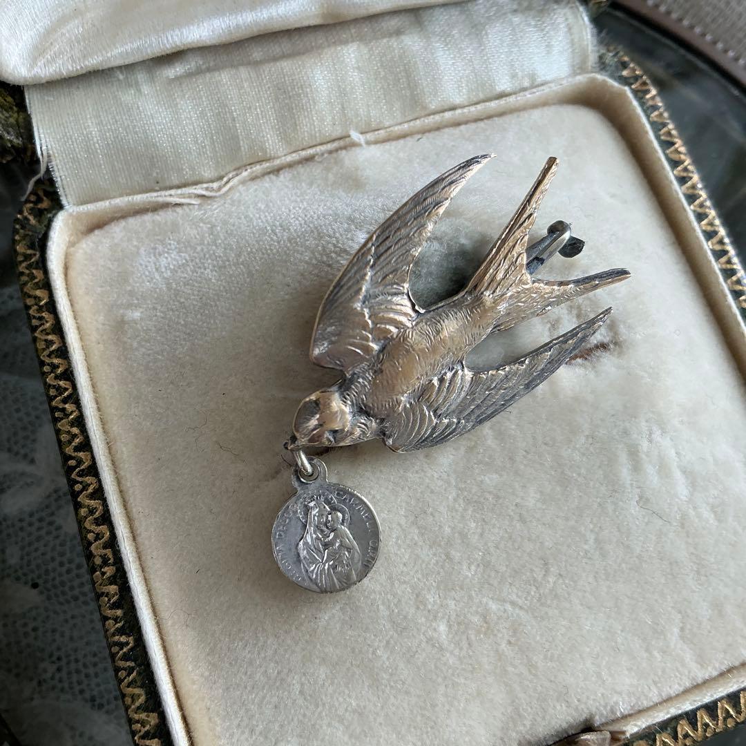 ♡２点♡　フランスアンティーク　つばめ　小さなブローチ　BEBE　べべ　メダイ