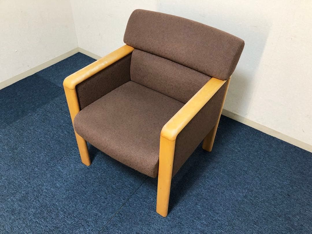 okamura 超高級1人用ソファ 布張りブラウン生地　イージーチェア脚メープル