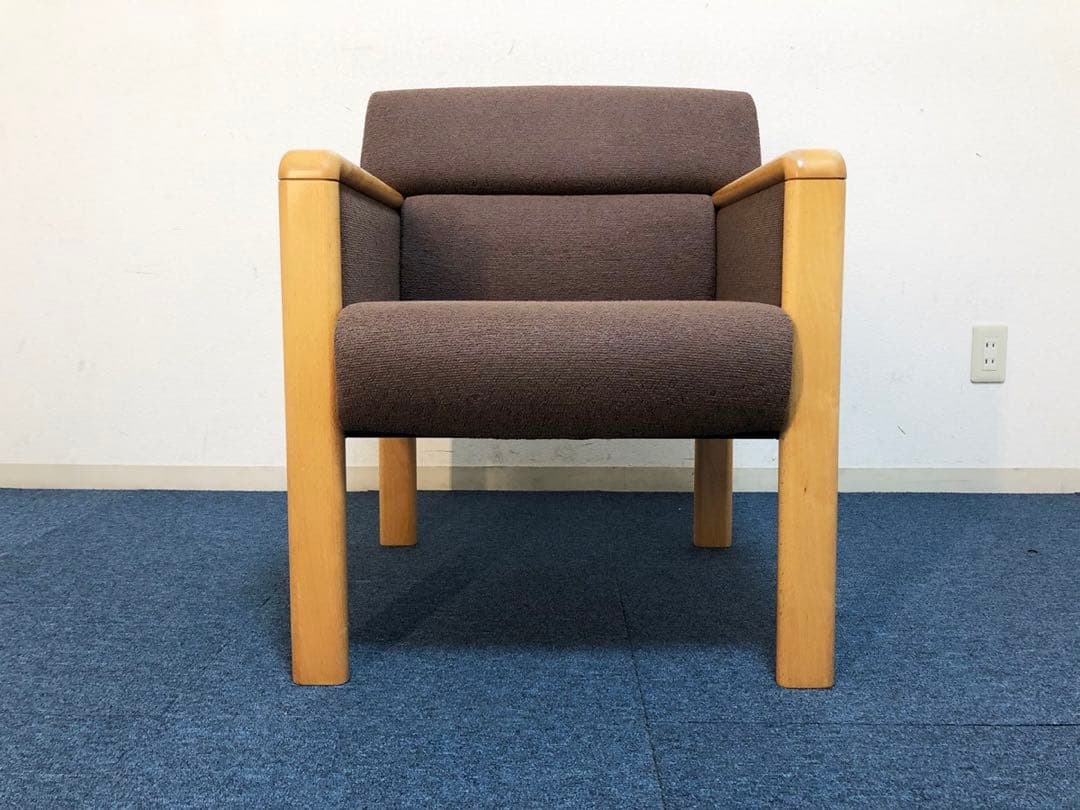 okamura 超高級1人用ソファ 布張りブラウン生地　イージーチェア脚メープル