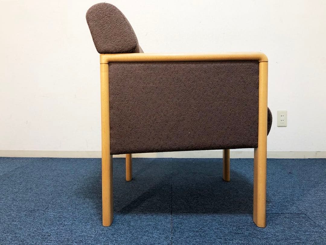 okamura 超高級1人用ソファ 布張りブラウン生地　イージーチェア脚メープル