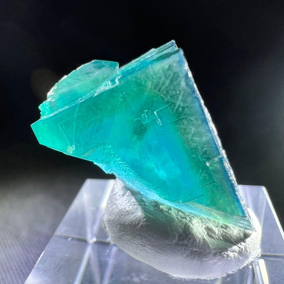 ヤオガンシャン産　「深藍色」グリーンフローライト　ライトグリーンウィンドウ