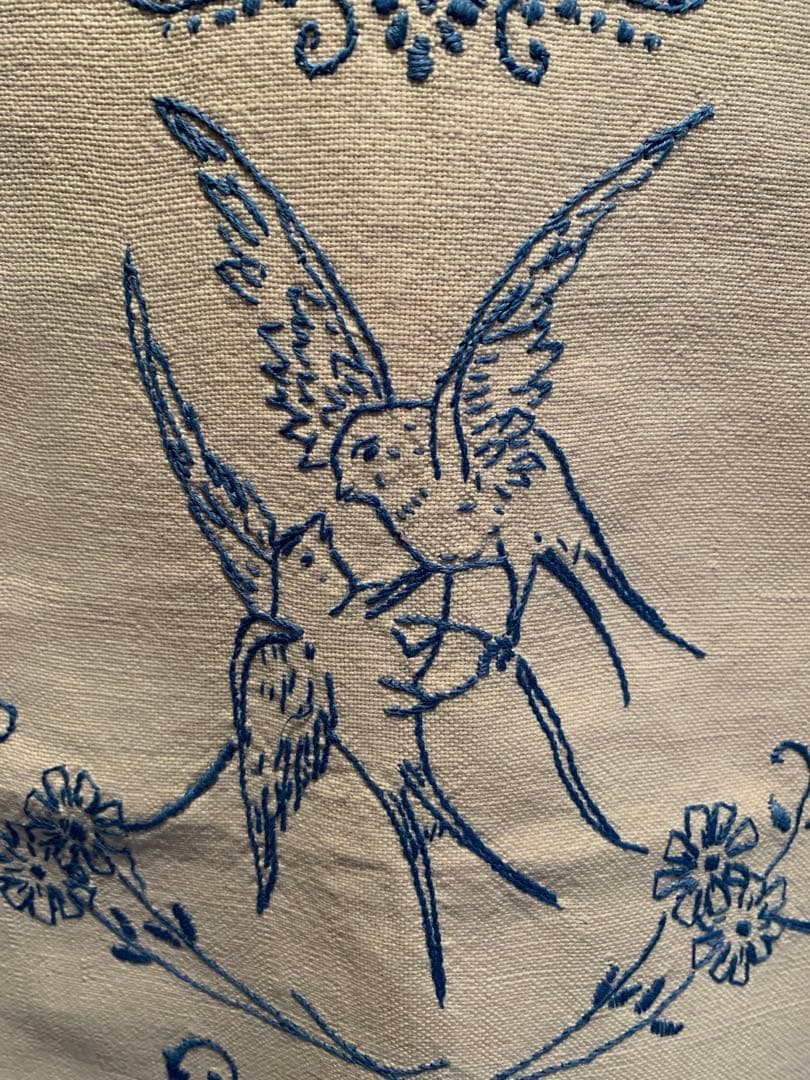 フランスアンティーク　可愛い燕2羽とガーランドがブルーの糸で刺繍された素敵な布！