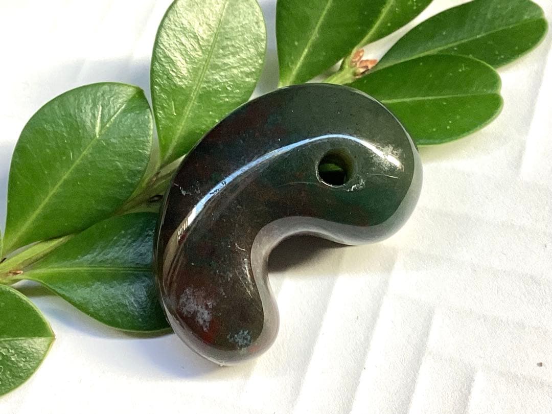 ✳出雲勾玉　1万個に1個しか無いレア勾玉‼️花仙山瑪瑙*芯部位の超極上色彩　鑑別書