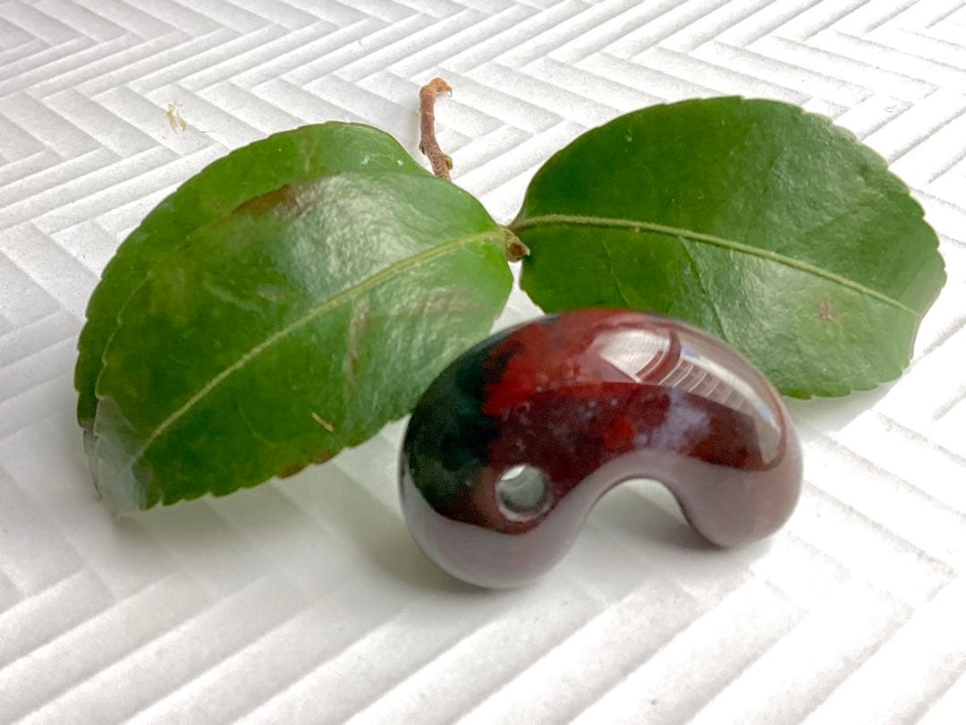 ✳出雲勾玉　1万個に1個しか無いレア勾玉‼️花仙山瑪瑙*芯部位の超極上色彩　鑑別書