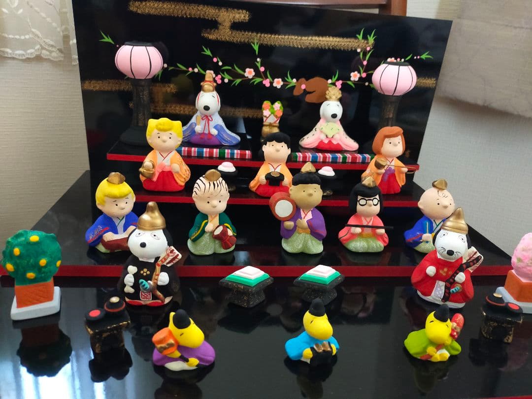 スヌーピーのカラフルな雛人形セット