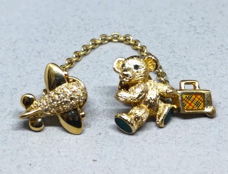 Burberrys　バーバリー　くま　ベア　飛行機　ピンバッジ　40371