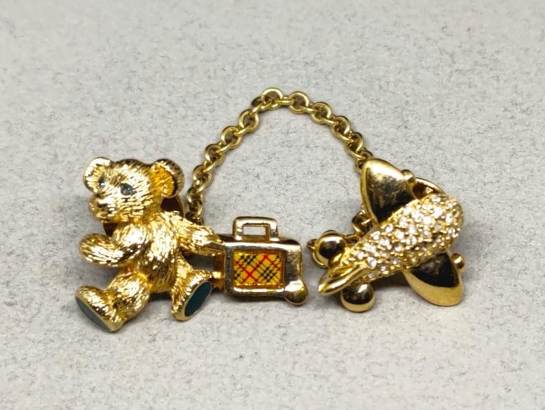 Burberrys　バーバリー　くま　ベア　飛行機　ピンバッジ　40371