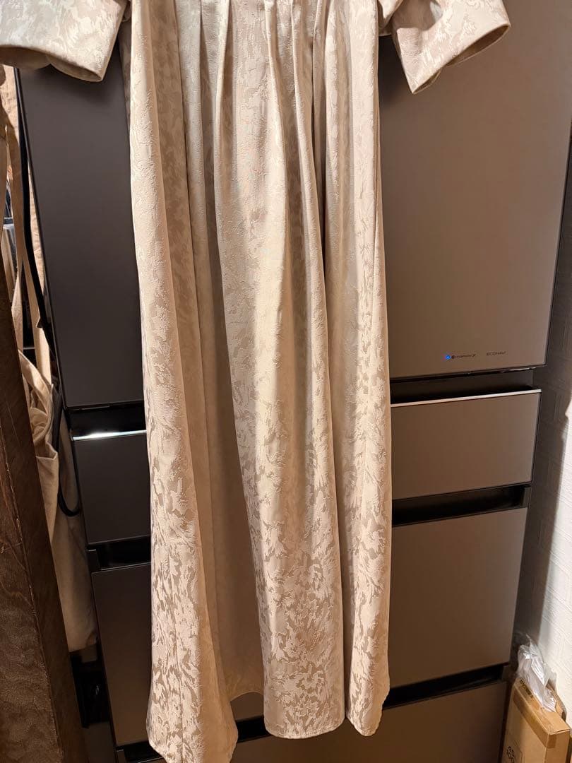 Meandering waist tuck flare dress ベージュ