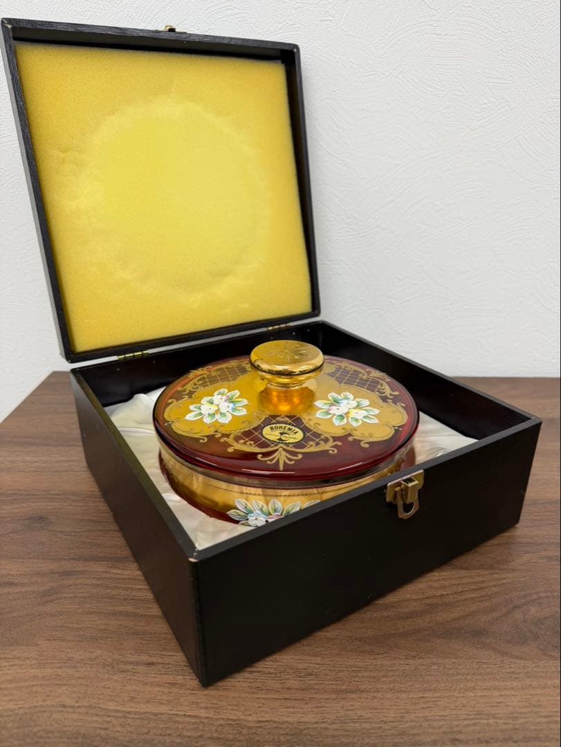 ボヘミアガラス 蓋付きボウル 金彩 木箱付き