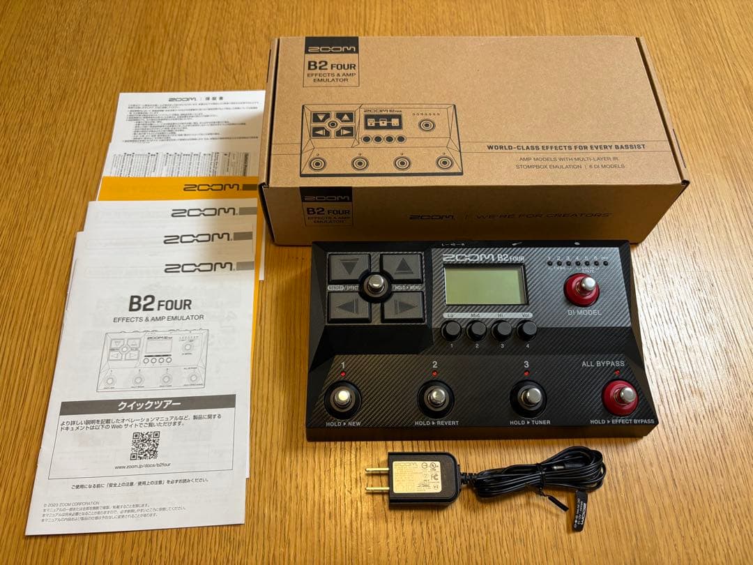 美品　ZOOM マルチエフェクター B2 FOUR ベースエフェクター　ズーム