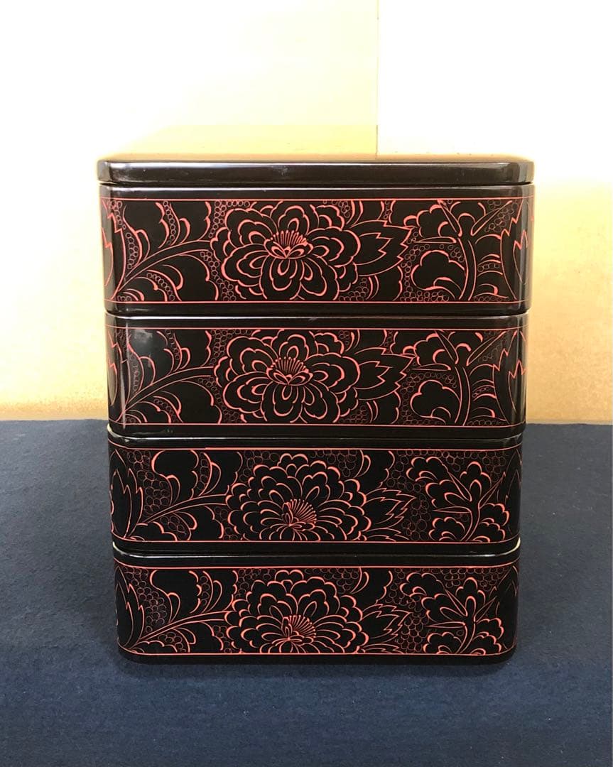 《レ》輪島塗 牡丹彫 四段重 替蓋付 木製漆器 木箱　251119え4