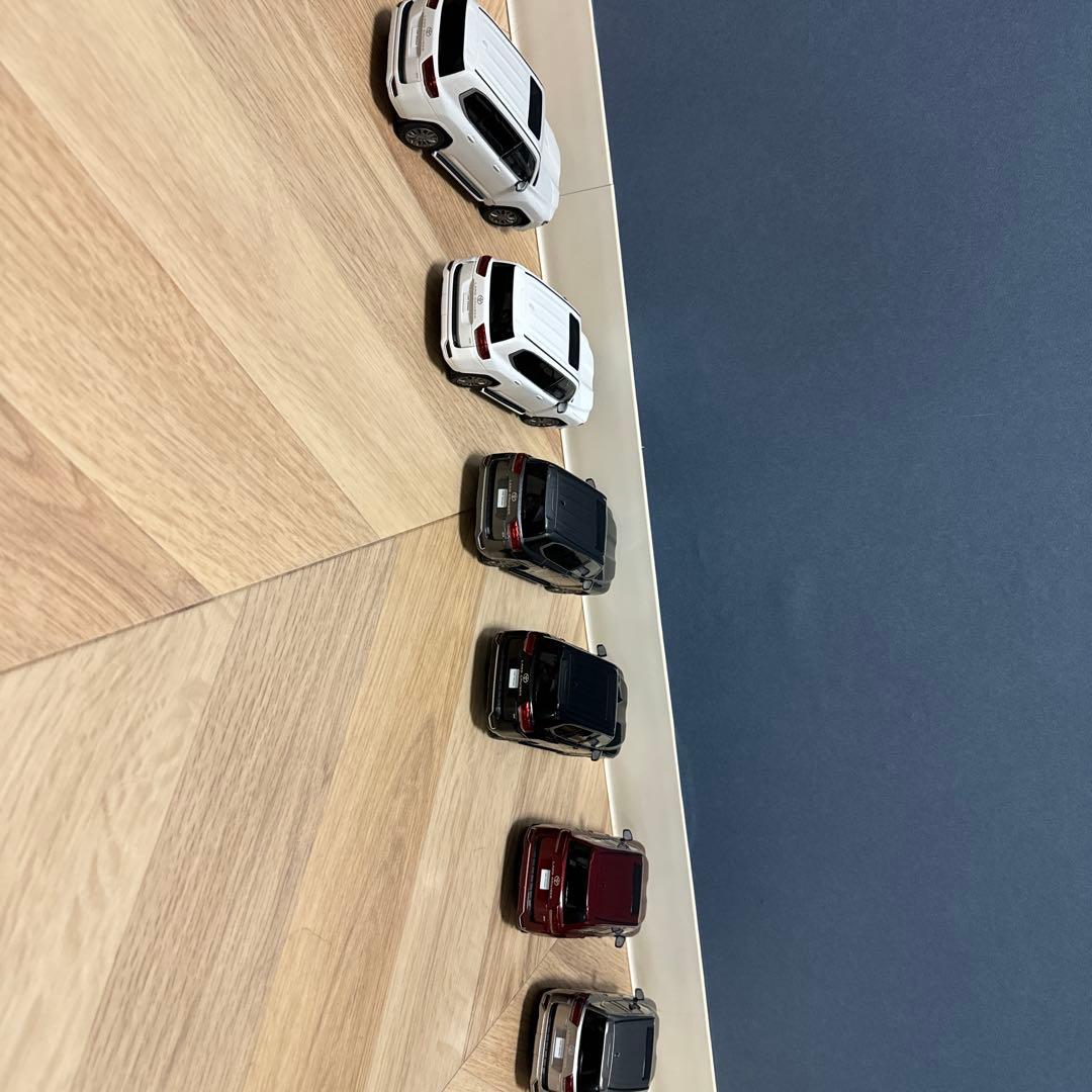 新型ランドクルーザー 300 色見本　ミニカー