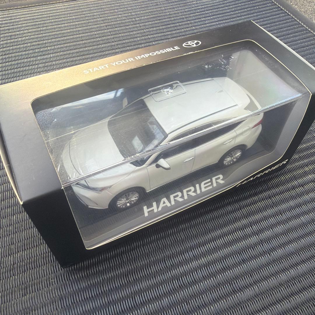 トヨタ HARRIER ミニカー 1/30 ホワイト