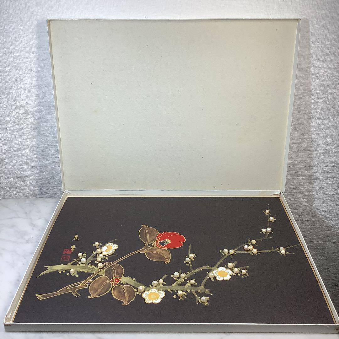 色紙　34個の天然真珠で飾られた　赤椿、白梅図