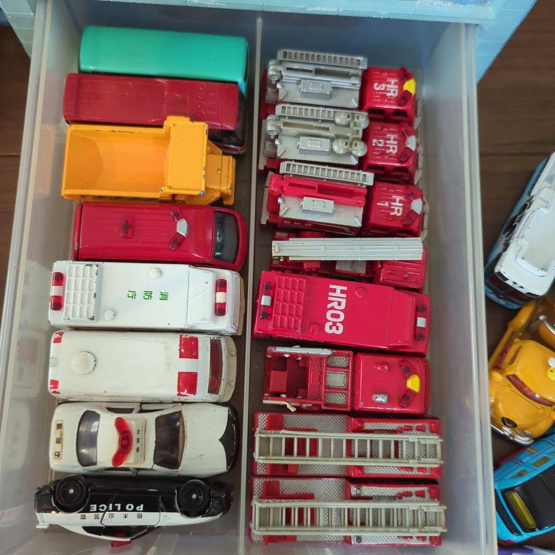 トミカ　77台　ケース