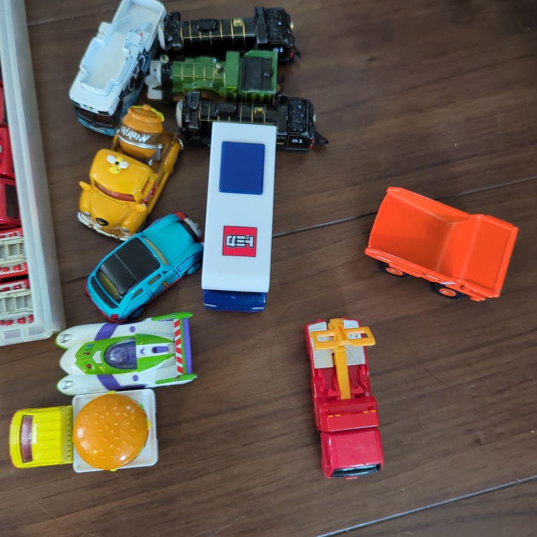 トミカ　77台　ケース