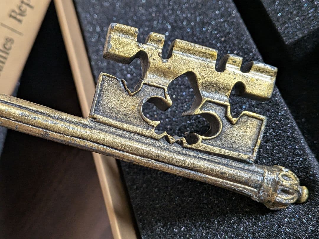 新品ベルサイユ宮殿の王室礼拝堂の鍵レプリカ　箱　ペーパーウエイト　美術館グッズ