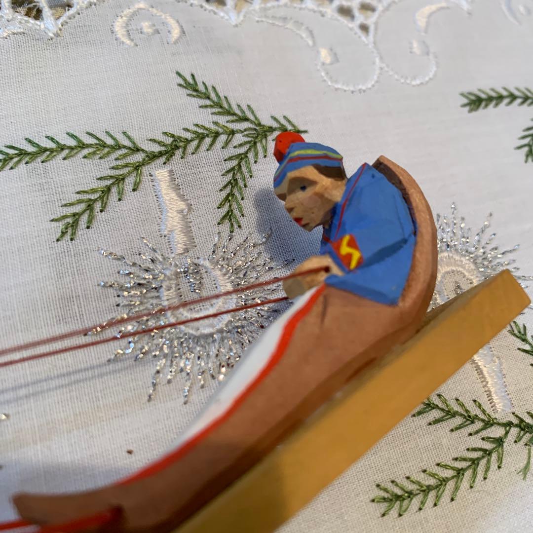 ドイツ製　木製人形　エルツ地方　ヘルビック工房のソリを引く男の子色合いが可愛い！