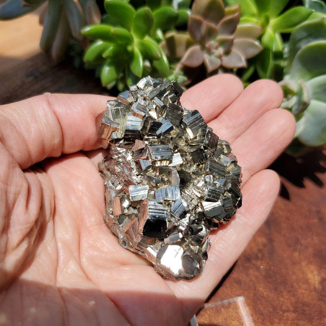 パイライト原石　大きめ　結晶7　ペルー産　鉱物標本（黄鉄鉱）
