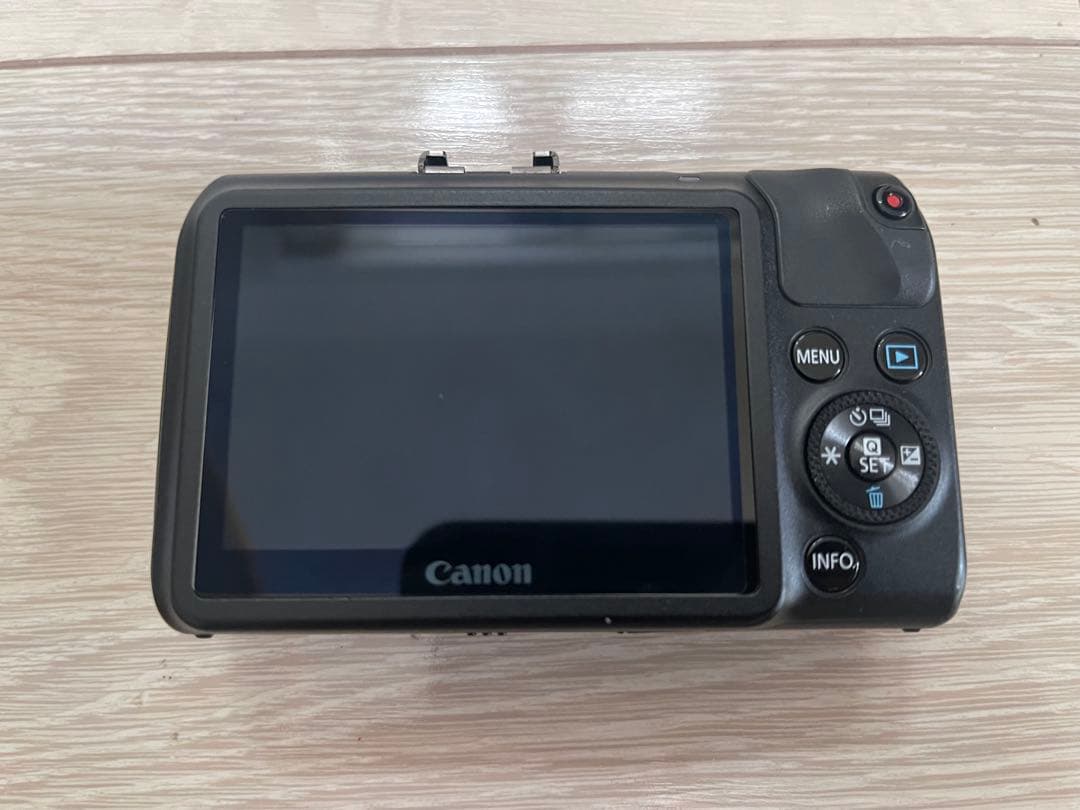 Canon EOS M ミラーレス一眼カメラ　ズームレンズ付き【ジャンク品】