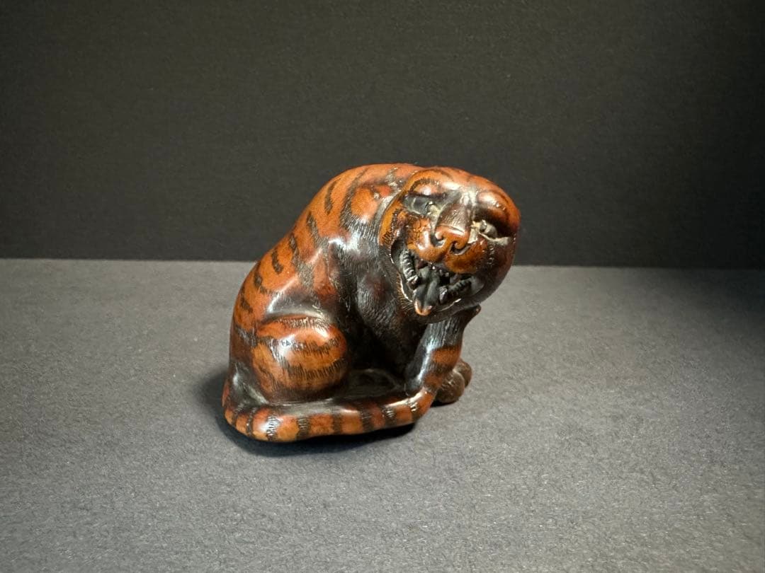【根付(netsuke)】　木製トラの根付　正直作　江戸時代