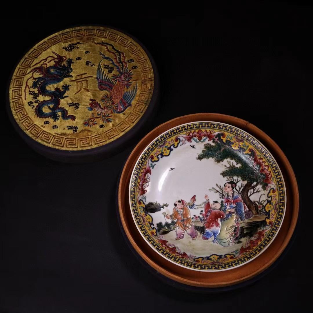 中国古美術・珍蔵粉彩陶磁器の皿・純手描き・刺繍箱付き・茶道具・食器・置物・極細工
