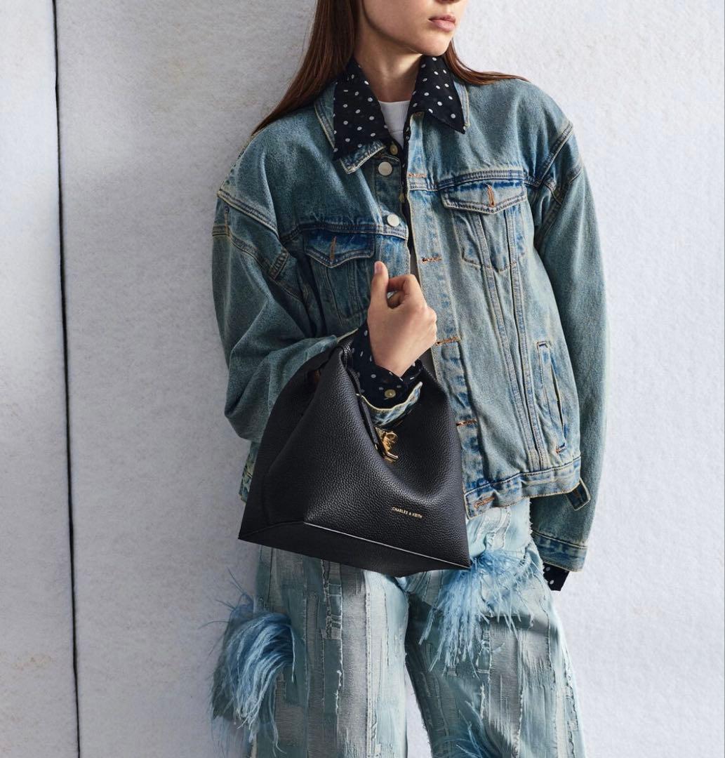 CHARLES & KEITH チャンス メタリックアクセントバケットバッグ