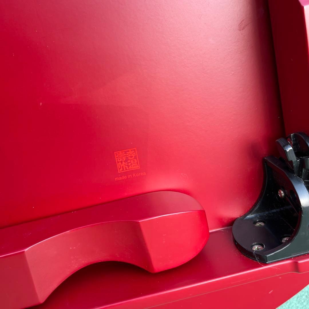 貝細工装飾の赤い漆器風工芸品