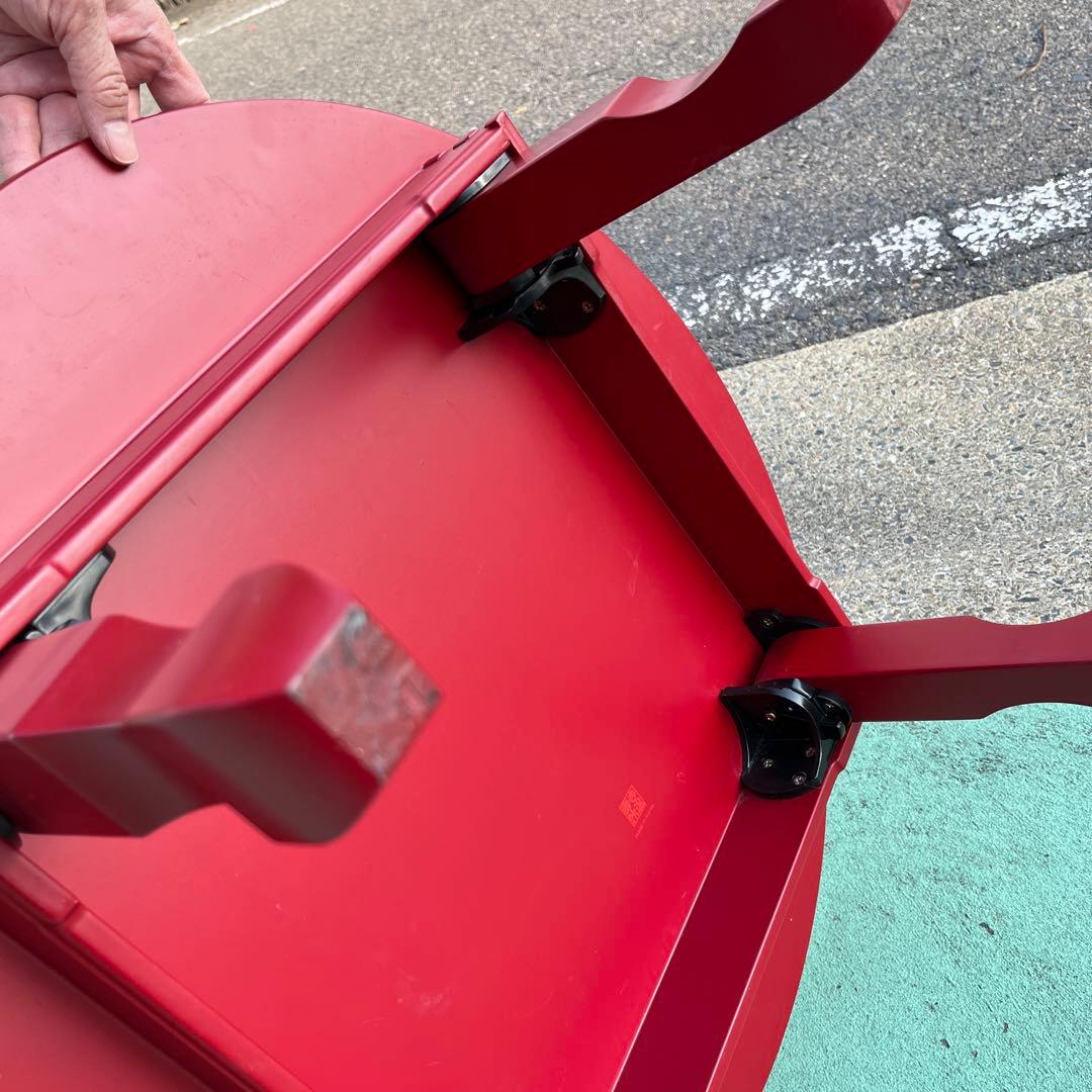 貝細工装飾の赤い漆器風工芸品