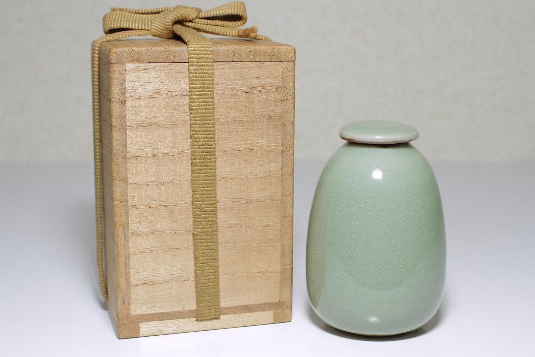 『二代 真清水蔵六 造』青磁茶入 [三代 蔵六識]