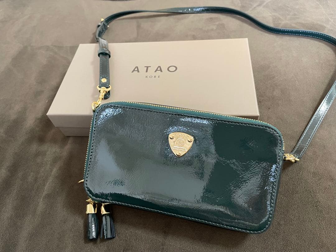 極美品ATAO スマホショルダーバック　アミュレット　ダークグリーン　ゴールド