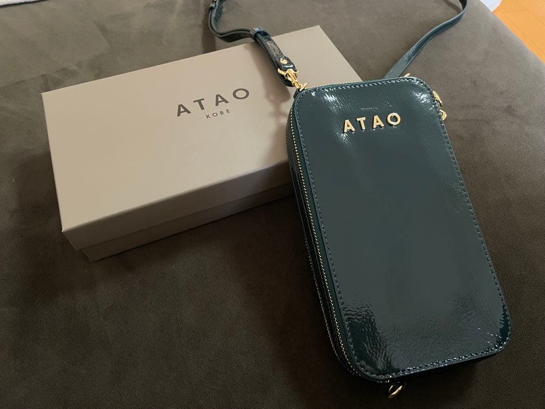 極美品ATAO スマホショルダーバック　アミュレット　ダークグリーン　ゴールド