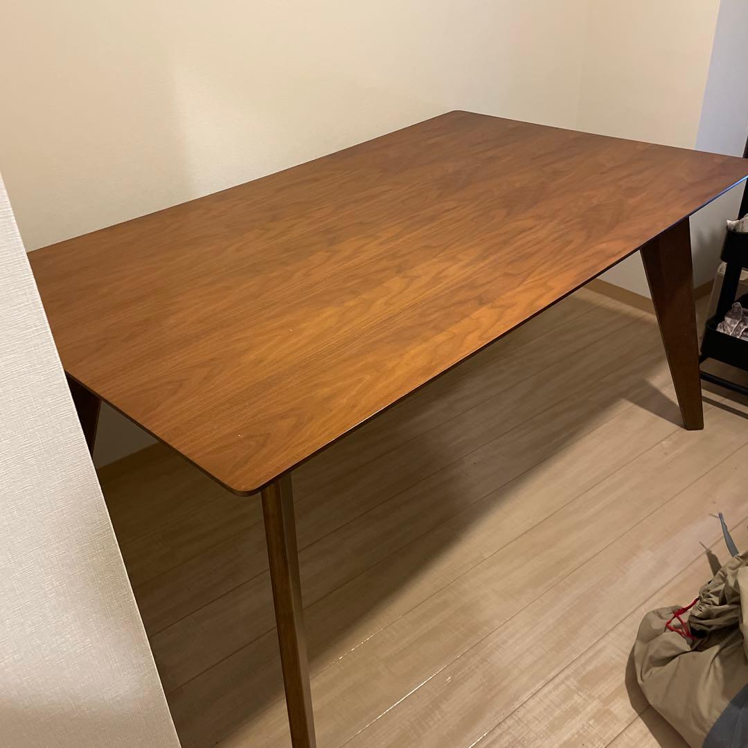 ブラウン木製ダイニングテーブル 大きめ
