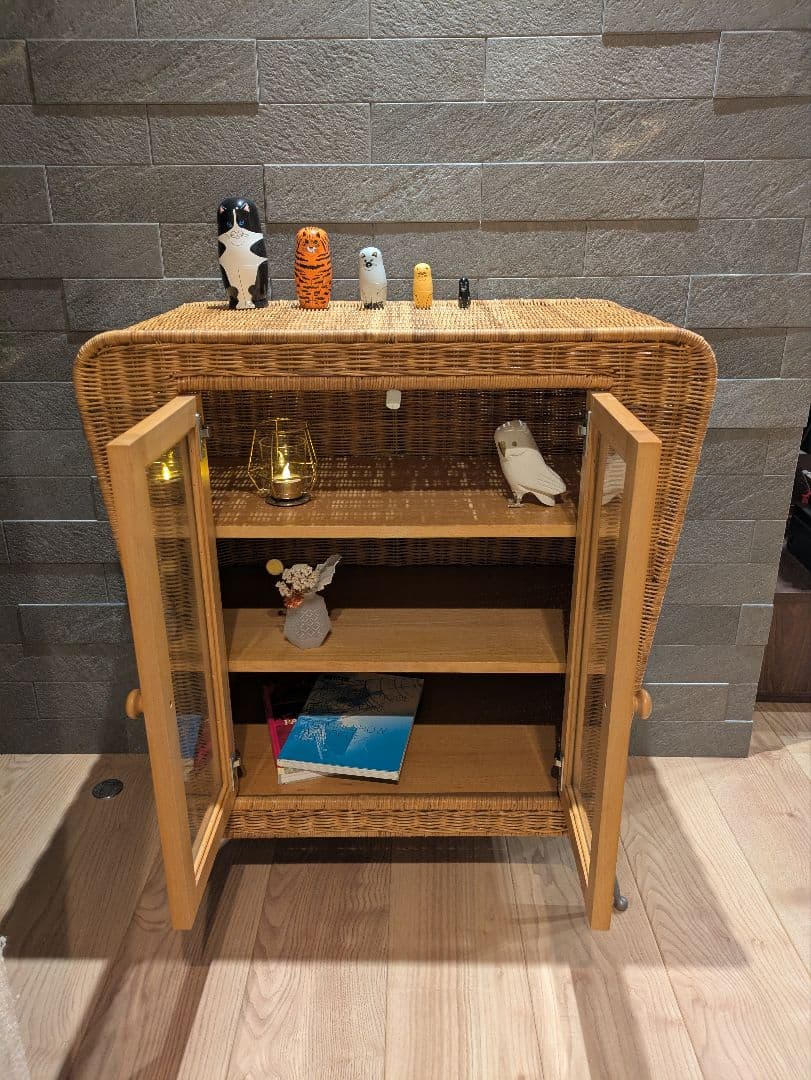 【ラタン家具】 ガラス扉付きキャビネット 飾り棚 北欧ナチュラル