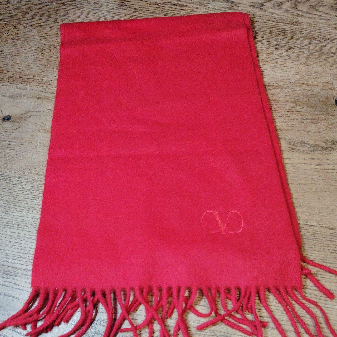 新品バレンチノ 赤色 V ロゴ フリンジ付きマフラー定価46480円