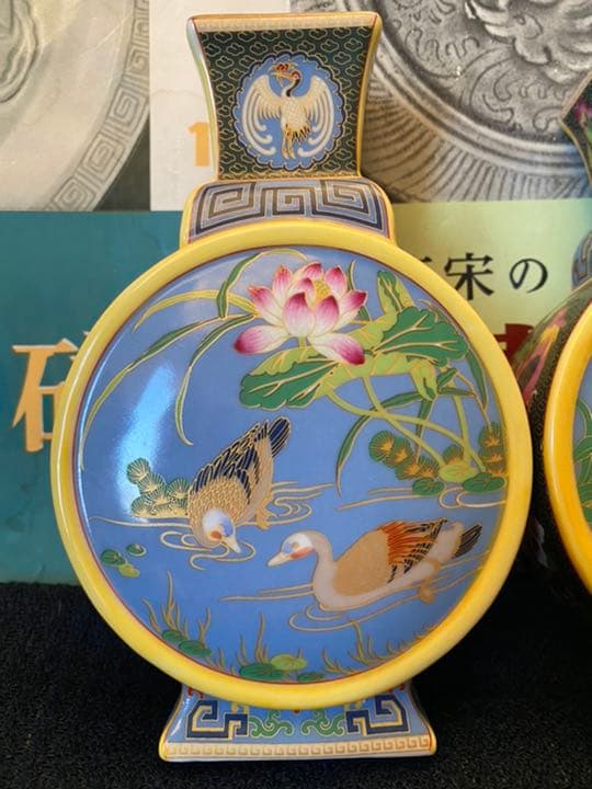 乾隆年製款、花鳥花紋扁瓶一对、二つ、箱付き