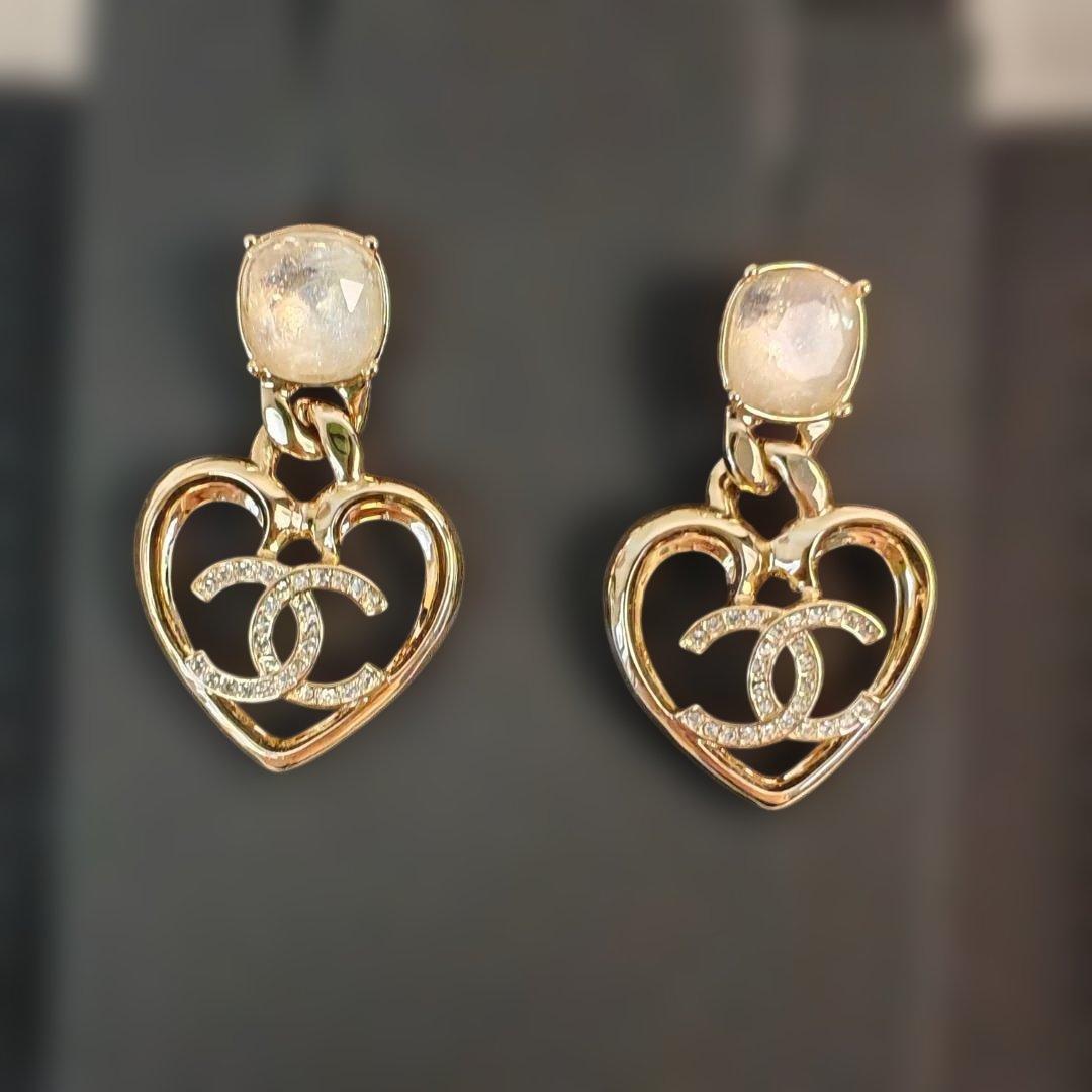 CHANEL ハート型ロゴピアス