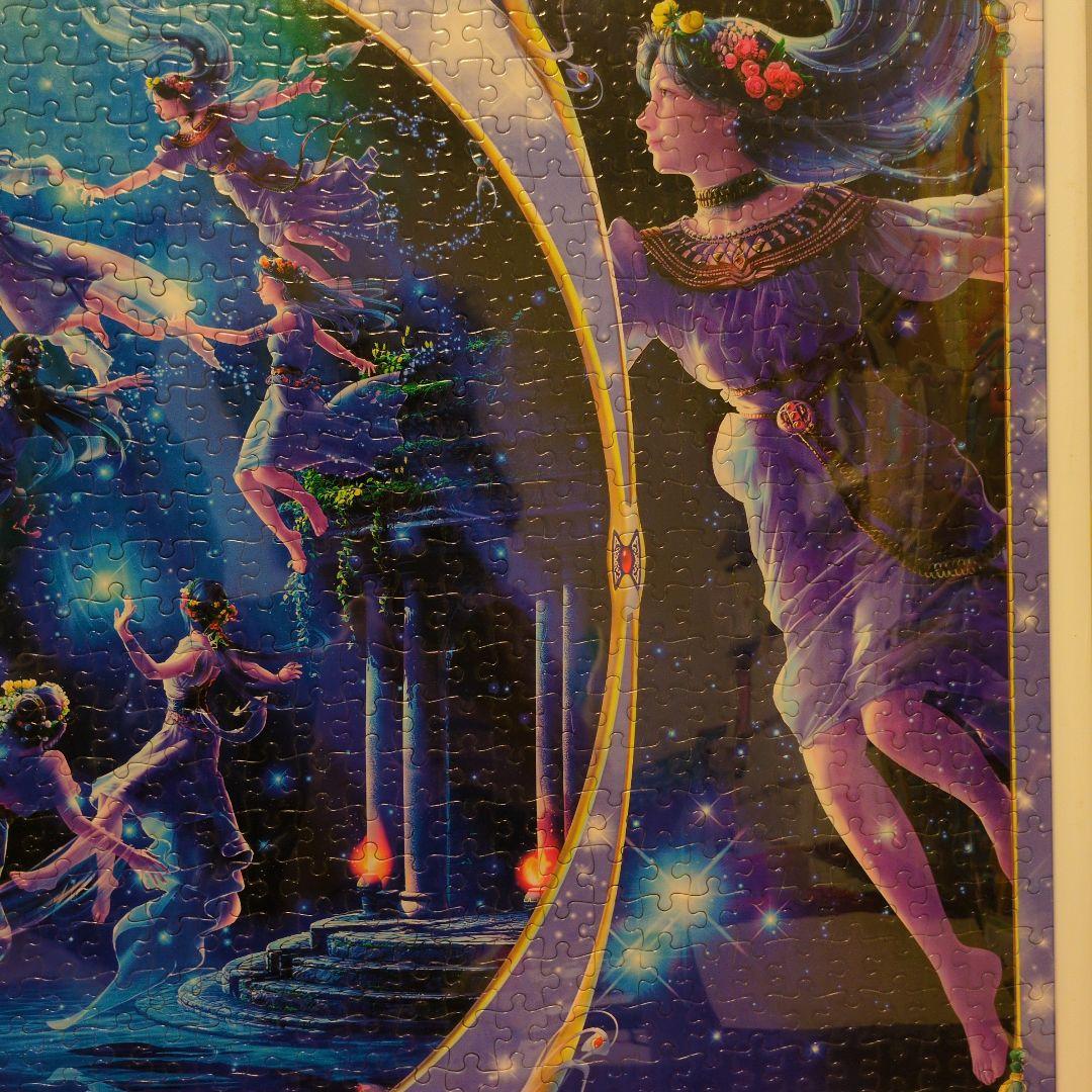 ジグソーパズル。暗闇で光る。