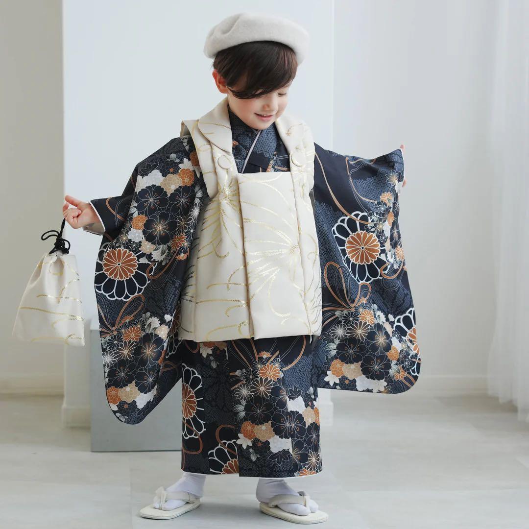 七五三着物 3歳 男の子 被布セット ベージュ金彩×墨黒の菊重ね ベレー帽つき
