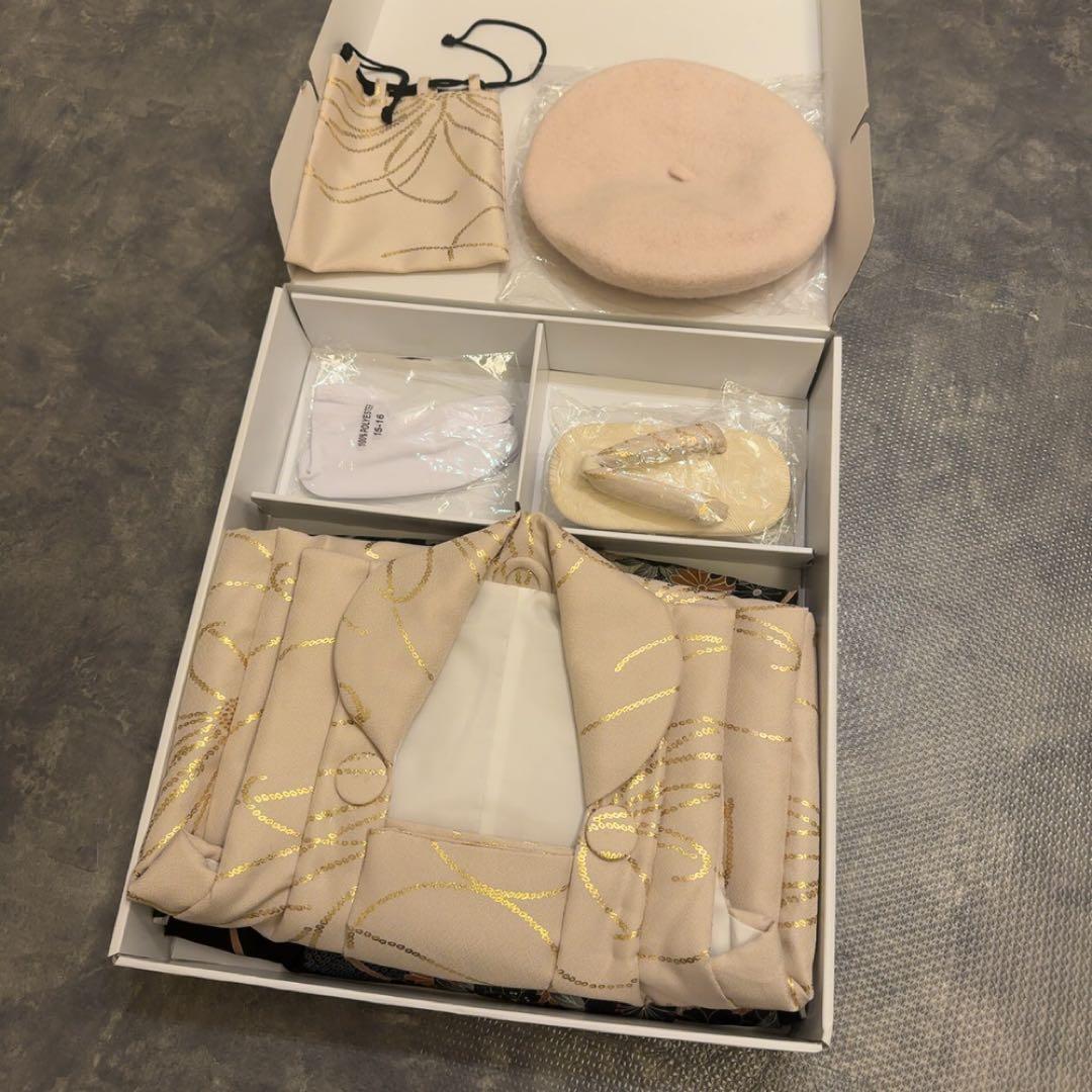 七五三着物 3歳 男の子 被布セット ベージュ金彩×墨黒の菊重ね ベレー帽つき