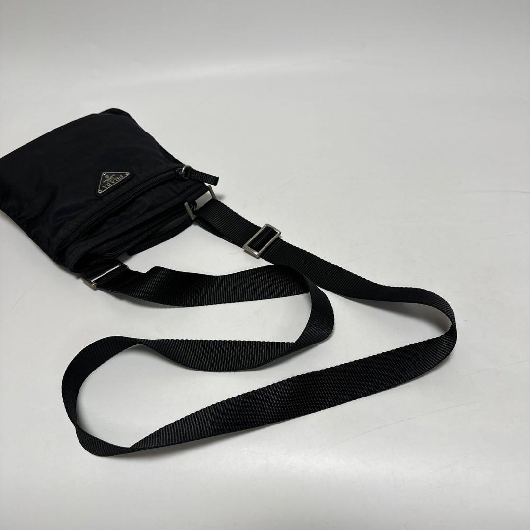 t33【美品】プラダ　三角ロゴ　ナイロン　ブラック　ショルダーバッグサコッシュ.