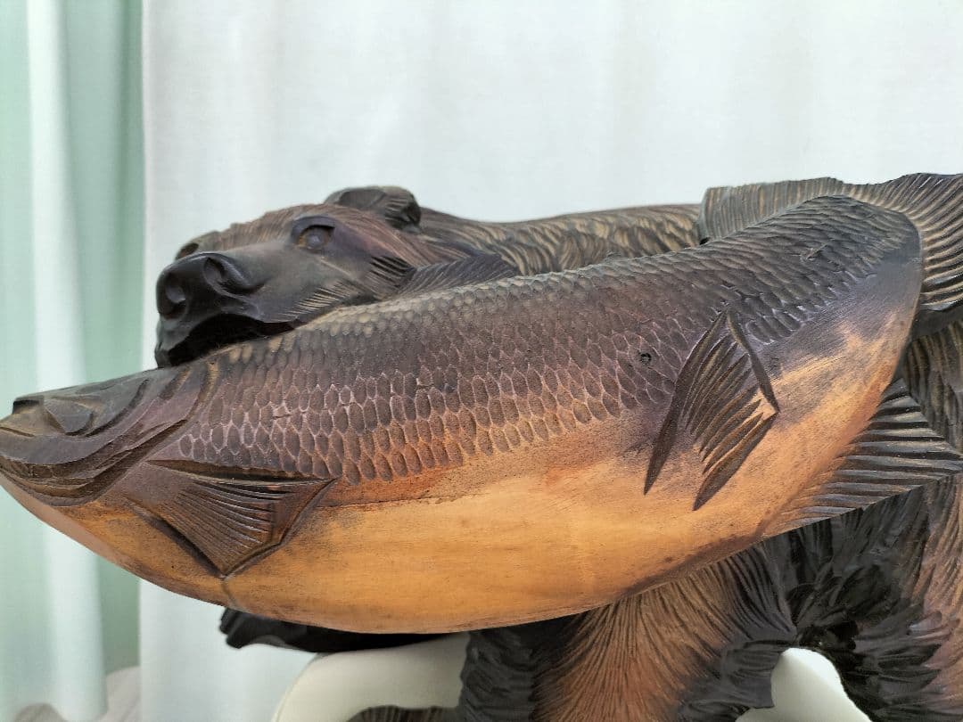 クマ 魚 木製彫刻
