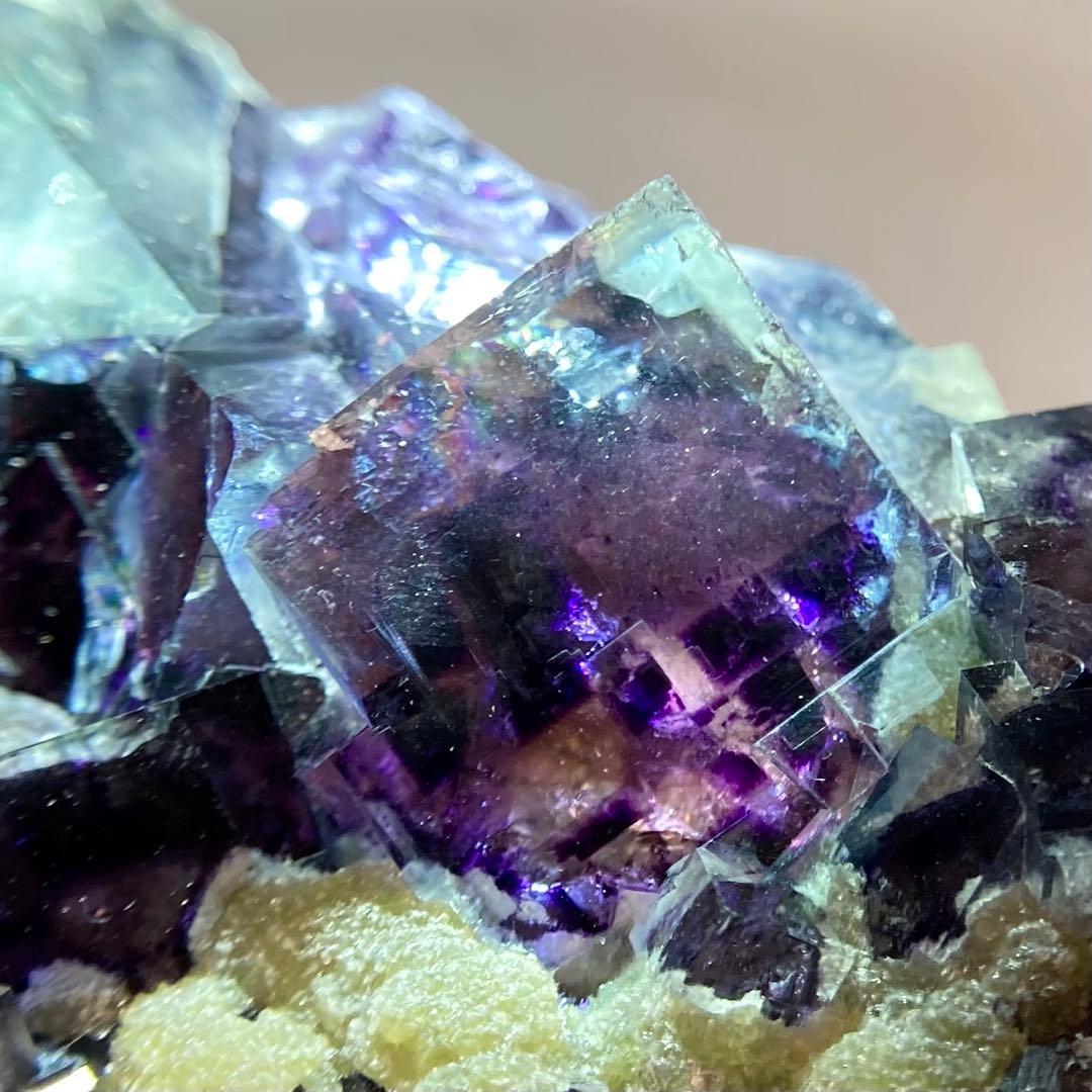 蛍石 ゾーニング パープル フローライト 母岩付き 原石 鉱物 鉱石 天然石