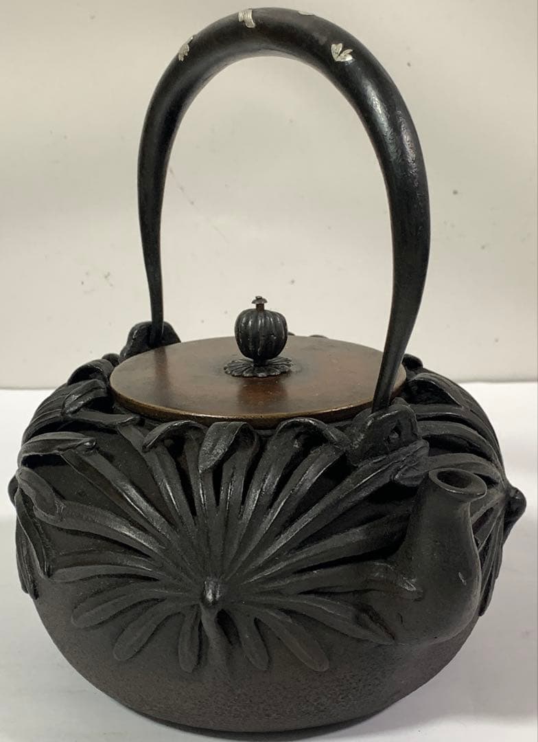 金龍堂造 高肉彫菊花文 鉄瓶 銀象嵌持手 蓋つまみ純銀 在銘