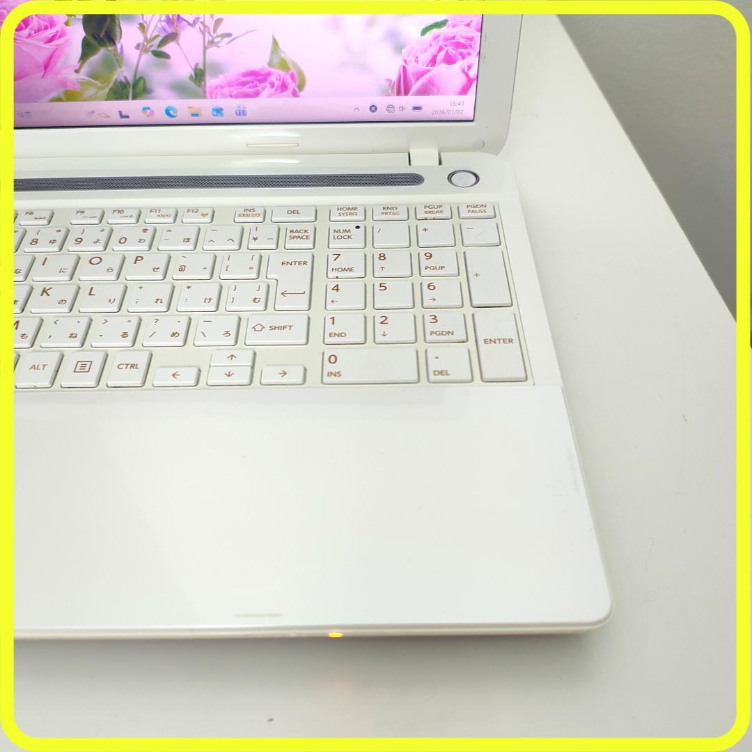 白　新品SSD256GB⭐️windows11　ノートパソコン　カメラ　785