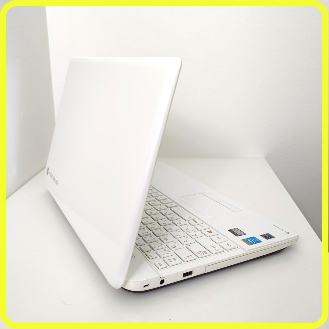 白　新品SSD256GB⭐️windows11　ノートパソコン　カメラ　785