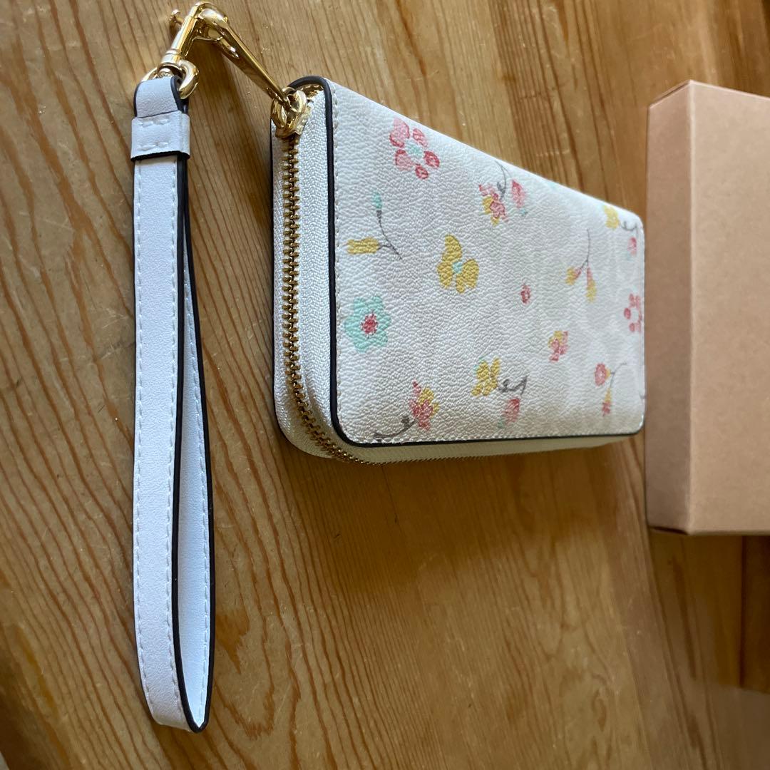 花柄デザインの長財布　コーチ　coach