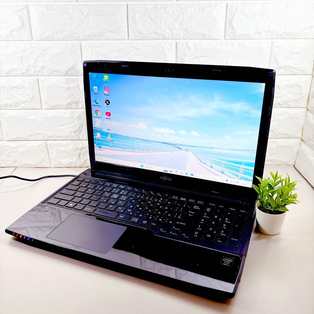 高性能Core i7✨メモリ8GB SSDで快適 カメラ ノートパソコン 富士通